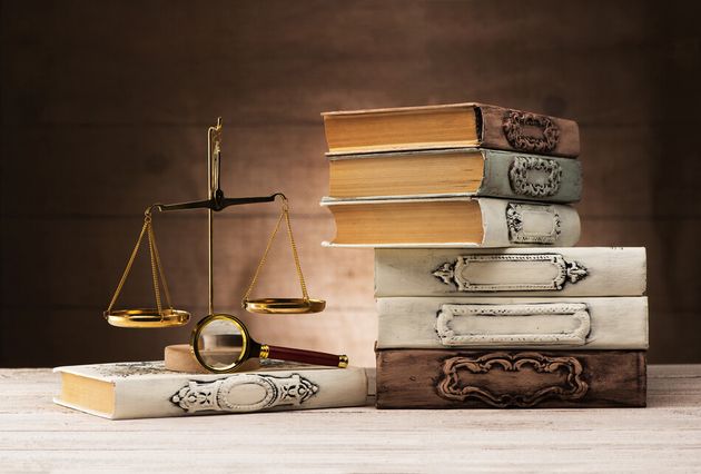 Balanza y libros de derecho